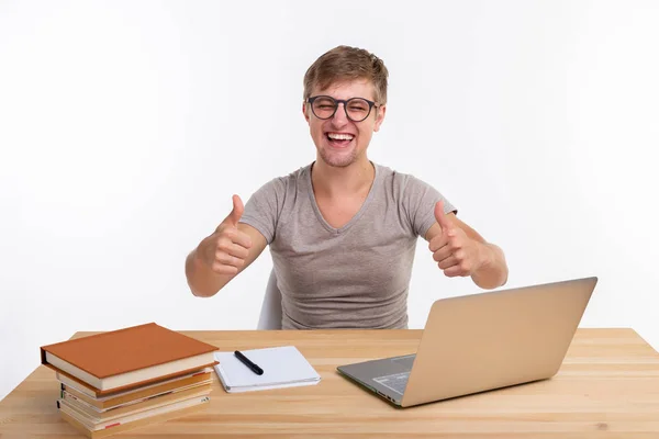 El estudio, la educación y el concepto de emociones - estudiante masculino haciendo ejercicios en el ordenador portátil, mirando sorprendido — Foto de Stock