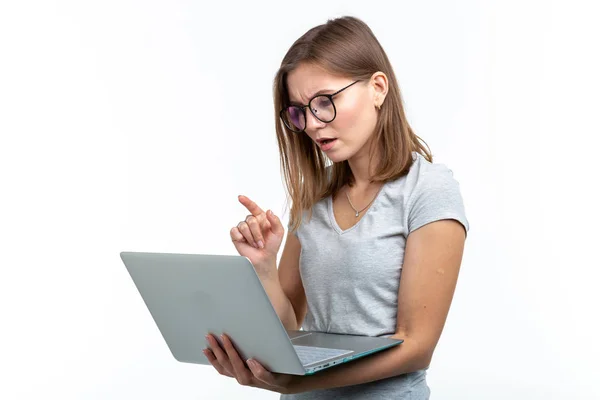 Les gens et le concept d'éducation - Femme étudiante attrayante tenant un ordinateur portable sur fond blanc — Photo