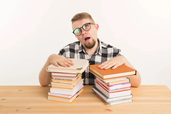 Istruzione, emozioni e concetto di conoscenza-uno studente stanco perché ha letto un sacco di libri — Foto Stock