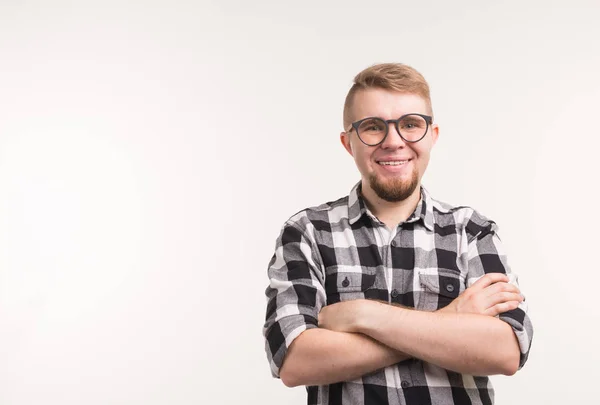 Gente, nerd y concepto de educación - Sonriente estudiante guapo en camisa a cuadros, brazos cruzados, sobre fondo blanco con espacio para copiar — Foto de Stock