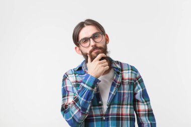 Duygu ve insanlar kavramı - sakallı hippi adam beyaz arka planda bir şey hakkında düşünme.