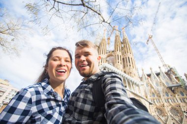 Barcelona, İspanya - 6 Şubat 2018: mutlu turist Barcelona, ünlü Sagrada Familia Roma Katolik Kilisesi önünde fotoğraf çekme mimar Antoni Gaudi