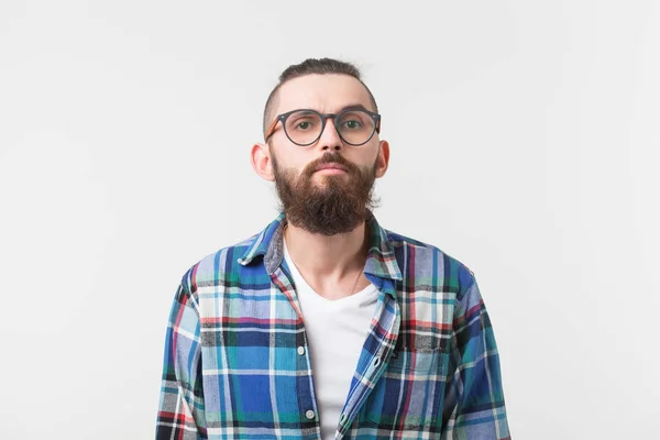 Pojęcie piękna, mody i ludzie - portret młodego hipster Brodaty facet stylowe na białym tle. — Zdjęcie stockowe