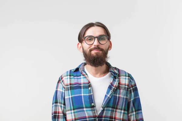 Retrato de un joven barbudo hipster elegante sobre fondo blanco . — Foto de Stock