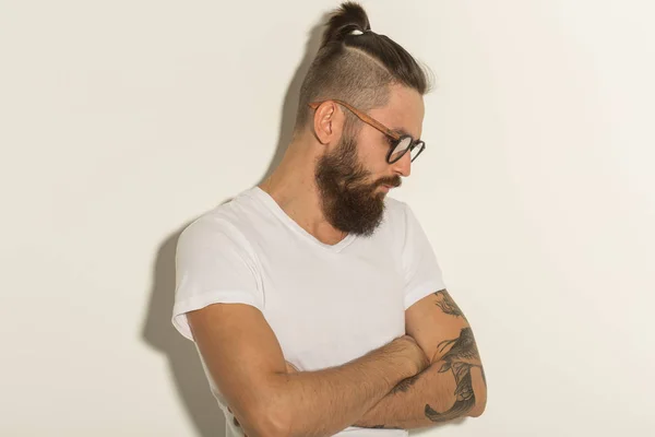 Hipster, concepto de personas - Escéptico hipster en camisa blanca con brazos cruzados — Foto de Stock
