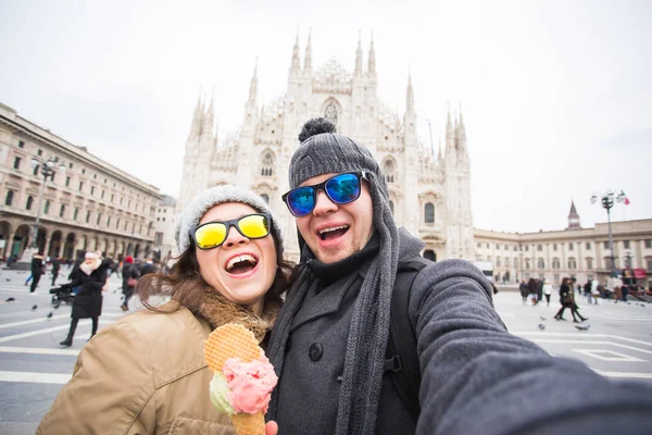 Kış konsepti - genç ve mutlu turist yapma selfie fotoğraf Milano'da ünlü Duomo Katedrali önünde seyahat. Milano mutlu tatiller — Stok fotoğraf