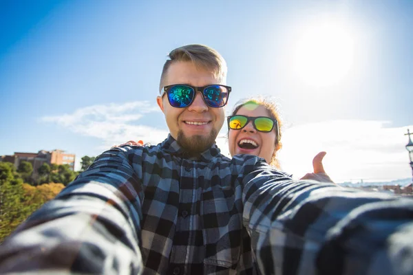 Resa par glada att göra selfie porträtt med smartphone i Park Güell, Barcelona, Spanien. — Stockfoto