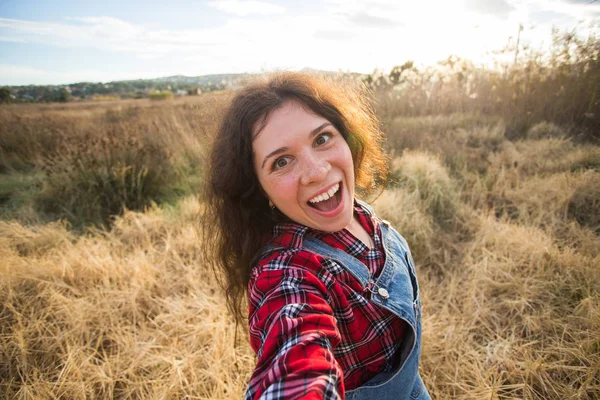 Voyage, vacances et concept de vacances - Drôle de jeune femme prenant selfie sur beau paysage — Photo