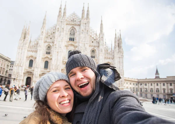 Ταξίδια, Ιταλία και αστεία ζευγάρι έννοια - χαρούμενων τουριστών λήψη αυτοπροσωπογραφία με περιστέρια μπροστά στον καθεδρικό ναό Duomo, Μιλάνο — Φωτογραφία Αρχείου