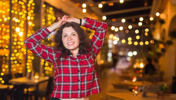 Conceito de vida noturna, festa e pessoas - Jovem mulher bonita é se divertir na cidade da noite . — Fotografia de Stock