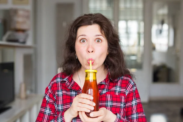 Concepto de desintoxicación, dieta y estilo de vida saludable: la joven sostiene una botella de jugo fresco — Foto de Stock