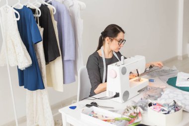 Terzi, terzi, işleri ve terzi kavramı - yüksek açı görünüm portre dikiş makinesi kullanarak gözlük gülümseyen moda tasarımcısı