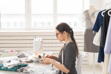 insanlar, terzi, terzi ve moda kavramı - genç moda tasarımcısı onu showroom