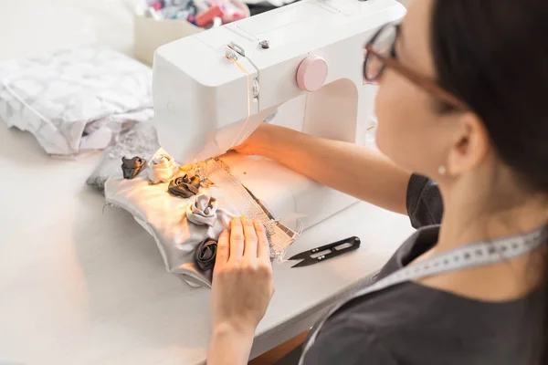 Gente, sastre y concepto de moda - Primer plano retrato del lugar de trabajo diseñador de moda con máquina de coser — Foto de Stock