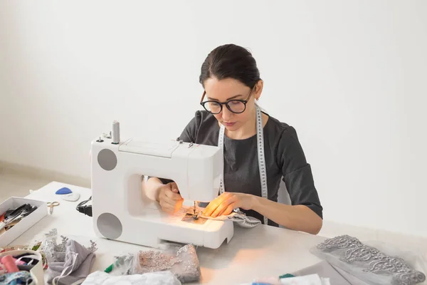 Gente, sastre y concepto de moda - Primer plano retrato del lugar de trabajo diseñador de moda con máquina de coser — Foto de Stock