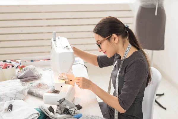 Dressmaker, sastre y concepto creativo - Retrato del diseñador de moda con máquina de coser sobre fondo blanco — Foto de Stock