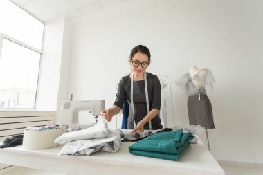 Terzi, moda, terzi ve insanlar kavramı - onun galeride çalışan genç kadın moda tasarımcısı