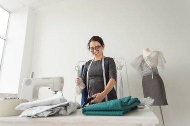 Terzisi, moda tasarımcısı, terzi ve insan kavramı-kendi stüdyosunda iş yerinde bir terzi portresi