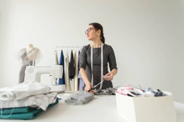 Terzi, moda tasarımcısı, terzi ve insanlar kavramı - genç kadın moda tasarımcısı onu showroom