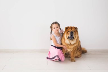 Evcil Hayvan, çocuk ve dostluk kavramı - küçük kız onu köpek uyumak kopya alanı ile beyaz arka plan üzerinde sarılma