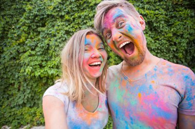 Festival holi ve teknoloji kavramı - genç çift selfie festivalde yapma