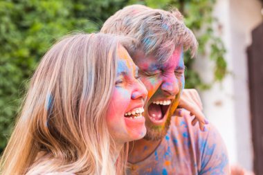 Festival holi ve teknoloji kavramı - genç çift selfie festivalde yapma