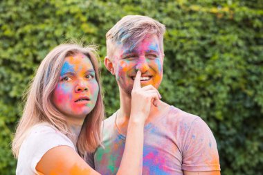 Tatil, bayram ve insanlar kavramı - mutlu çift eğlenceli Paint'de kaplı olması