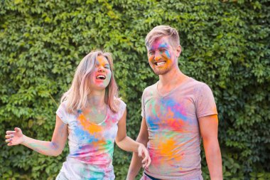 Tatil, bayram ve insanlar kavramı - mutlu çift eğlenceli Paint'de kaplı olması