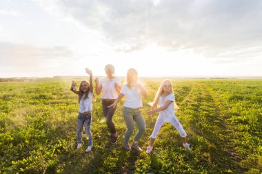 Dostluk, Hint tatil ve insanlar kavramı - genç kadınlara ve festival Holi yaz alanda dans çocuk