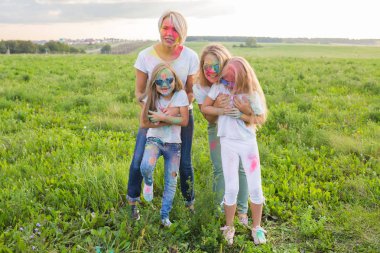 Tatil, yaz ve eğlenceli kavram - bir grup insan holi Festival alanında dans