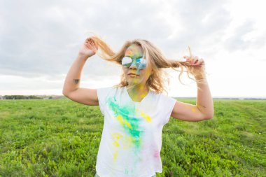 Eğlence, mutlu, insanlar ve tatil kavramı - Holi boya partide neşeli genç kadın