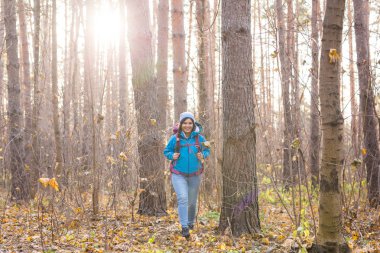 İnsanlar, yürüyüş ve doğa kavramı - kadın turist sonbahar ormanda yürüyüş