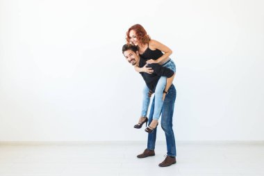 İnsanlar ve sevgi kavramı - güzel güzel kadın, oturmak sırt ve onu kopya alanı beyaz zemin üzerine kucaklayan mans