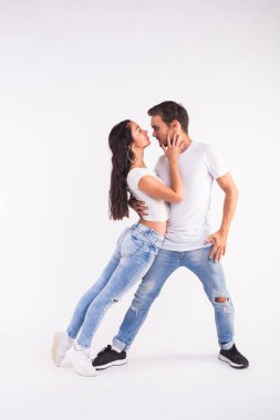 Sosyal danse kizomba veya bachata veya semba ya da taraxia beyaz arka plan üzerinde dans tutkulu Çift