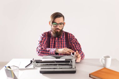 İnsan ve teknoloji kavramı - daktiloda çalışan yazar portresi