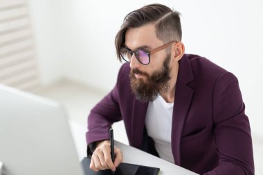 İnsan ve teknoloji kavram - bir şey üzerinde grafik tablet çizim bir sanatçının düşük açılı görünüş