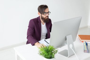 İnsan ve teknoloji kavramı - adam oturur ve bilgisayarda çalışır