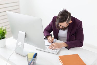 Illustrator uygulaması, tasarım ve stil kavramı - grafik tasarımcı tablet bilgisayarda çalışarak yeni Proje çizimi