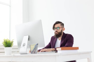 Illustrator uygulaması, tasarım ve stil kavramı - grafik tasarımcı tablet bilgisayarda çalışarak yeni Proje çizimi