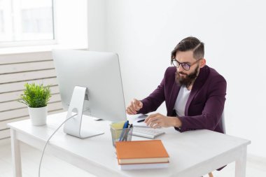 kişi, tasarım ve stil kavramı - grafik tasarımcı tablet bilgisayarda çalışarak yeni Proje çizimi