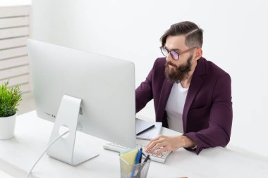 kişi, tasarım ve stil kavramı - grafik tasarımcı tablet bilgisayarda çalışarak yeni Proje çizimi