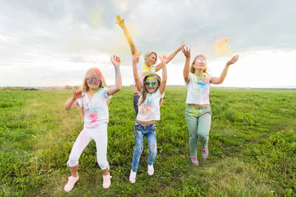 Familj, festival av holi och helgdagar koncept - porträtt av lycklig familj omfattas i paint — Stockfoto