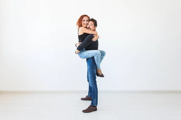 Romântico, paixão, conceito de pessoas - jovem casal dançando com paixão em fundo branco com espaço de cópia — Fotografia de Stock