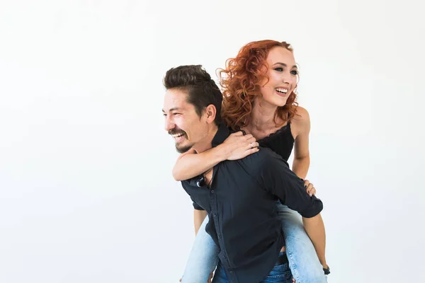 Romantico, passione, concetto di persone - giovane coppia che balla con passione — Foto Stock