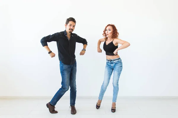 Concepto de danza social - Baile loco, pareja alegre sobre fondo blanco — Foto de Stock