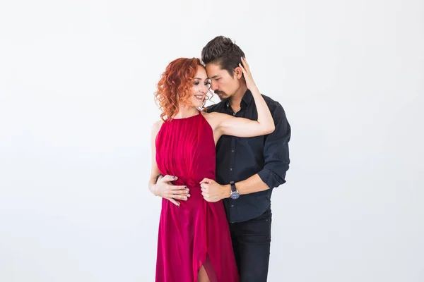 Dança social, bachata, kizomba, salsa, conceito de tango - Close up retrato de homem mulher vestida com roupas bonitas sobre fundo branco — Fotografia de Stock