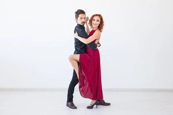 Romântico, dança social, conceito de pessoas - casal dançando a salsa ou kizomba ou tango em fundo branco com espaço de cópia — Fotografia de Stock