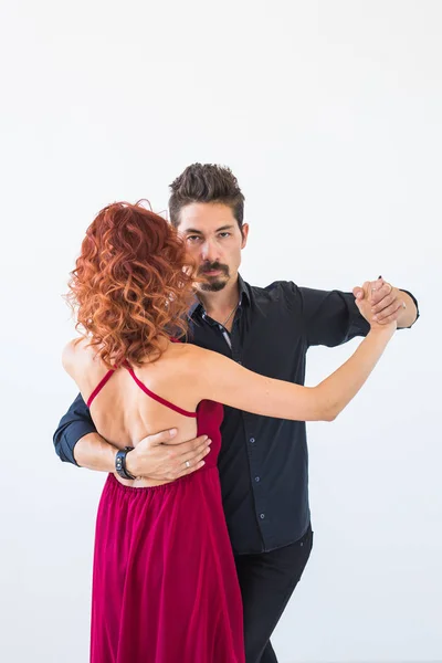Романтический, социальный танец, концепция людей - пара, танцующая сальсу или кизомбу или танго на белом фоне — стоковое фото