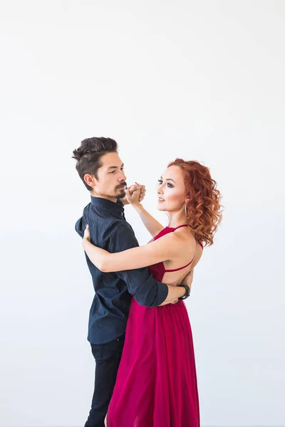 Romântico, dança social, conceito de pessoas - casal dançando a salsa ou kizomba ou tango no fundo branco — Fotografia de Stock