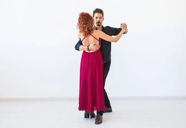 Sociální, Romantický tanec, lidé koncept - pár tančí salsu nebo kizomba nebo tango na bílém pozadí s kopií prostor — Stock fotografie